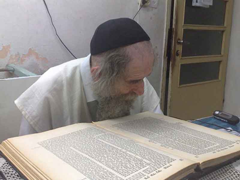 מרן הרב אהרן לייב שטיינמן זצ״ל לומד גמרא – מסר חינוכי על חשיבות הדיבור עם כל בחור ישיבה